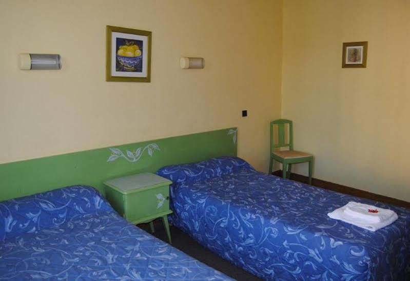 Hotel A La Croix De Malte ルルド エクステリア 写真