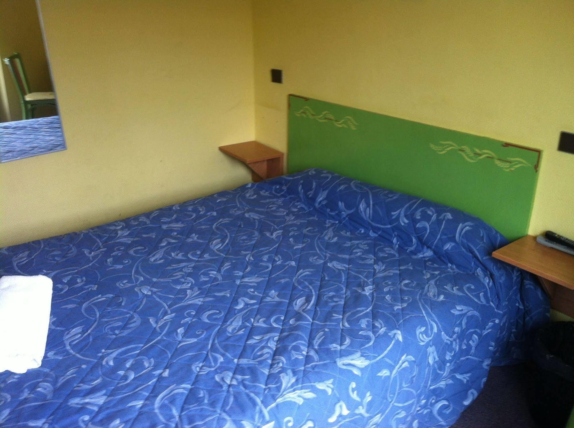 Hotel A La Croix De Malte ルルド エクステリア 写真